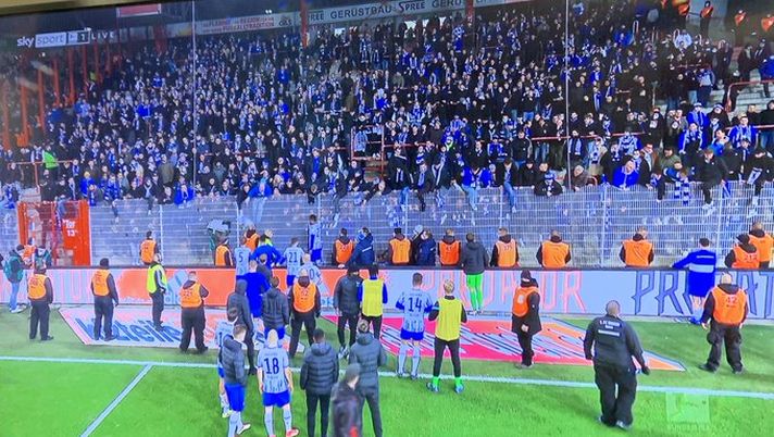 Derby perso, Hertha sotto la curva a fine gara: i tifosi ributtano una maglia contro i giocatori Derby perso, Hertha sotto la curva a fine gara: i tifosi ributtano una maglia contro i giocatori - immagine 1
