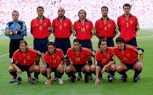 La Spagna del 2000 con Canizares e Guardiola (Photo by Sandra Behne/Bongarts/Getty Images) La Spagna del 2000 con Canizares e Guardiola (Photo by Sandra Behne/Bongarts/Getty Images)
