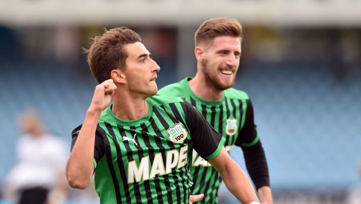 CESENA, ITALY - SEPTEMBER 27: Filip Duricic of US Sassuolo celebrates after scoring opening goal during the Serie A match between Spezia Calcio and US Sassuolo at Dino Manuzzi Stadium on September 27, 2020 in Cesena, Italy. (Photo by Giuseppe Bellini/Getty Images) Sassuolo, le scelte in difesa e Lopez in pole: la probabile formazione e chi rischia - immagine 1