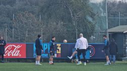 L’ingresso in campo del Napoli per la sessione di rifinitura in vista del Barcellona