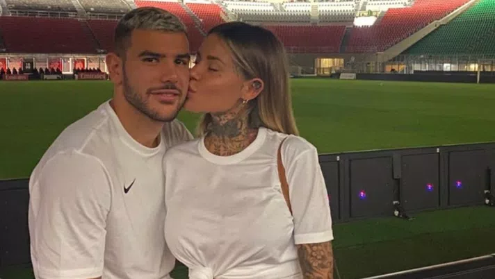 Theo Hernandez e Zoe Cristofoli a San Siro di notte 