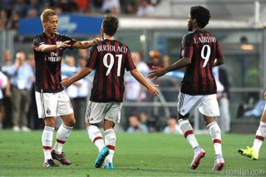 Honda, Bertolacci e Luiz Adriano esultano dopo un gol, fonte foto acmilan.com Honda, Bertolacci e Luiz Adriano esultano dopo un gol, fonte foto acmilan.com