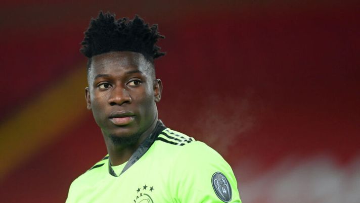 LIVERPOOL, ENGLAND - DECEMBER 01: Andre Onana of Ajax looks on during the UEFA Champions League Group D stage match between Liverpool FC and Ajax Amsterdam at Anfield on December 01, 2020 in Liverpool, England. Sporting stadiums around the UK remain under strict restrictions due to the Coronavirus Pandemic as Government social distancing laws prohibit fans inside venues resulting in games being played behind closed doors. (Photo by Michael Regan/Getty Images) Onana, altro errore ma lui tuona: “Mi fischiassero o insultassero, a me non frega nulla” - immagine 1