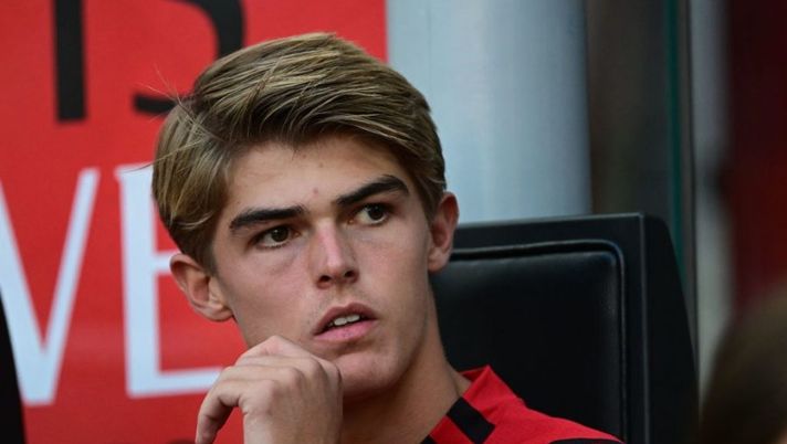 AC Milan's Belgian midfielder Charles De Ketelaere looks on prior to the Italian Serie A football match between AC Milan and Udinese on August 13, 2022 at the San Siro stadium in Milan. (Photo by MIGUEL MEDINA / AFP) (Photo by MIGUEL MEDINA/AFP via Getty Images) Gazzetta: “Quando sarà titolare De Ketelaere e la gestione con Brahim Diaz” - immagine 1