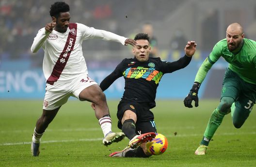 MILAN, ITALY - DECEMBER 22: Lautaro Martinez of FC Internazionale takes on Ola Aina and Vanja Milinkovic-Savic of Torino FC during the Serie A match between FC Internazionale and Torino FC at Stadio Giuseppe Meazza on December 22, 2021 in Milan, Italy. (Photo by Marco Luzzani/Getty Images)