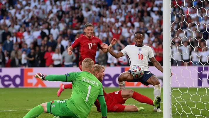 Autorete di Simon Kjaer nel corso di Inghilterra-Danimarca, semifinale di Euro 2020 (Getty Images)