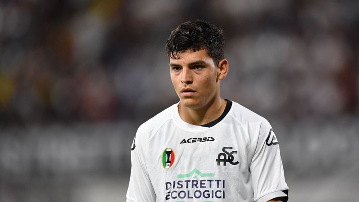 LA SPEZIA, ITALY - AUGUST 14: Kevin Agudelo of Spezia Calcio looks on during the Serie A match between Spezia Calcio and Empoli FC at Stadio Alberto Picco on August 14, 2022 in La Spezia, Italy. (Photo by Valerio Pennicino/Getty Images) Dal ruolo di Kiwior a Bastoni, Nzola e Agudelo: la probabile formazione dello Spezia - immagine 1