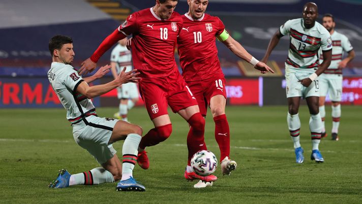 BELGRADE, SERBIA - MARCH 27: Ruben Dias of Portugal and Dušan Vlahovic and Dusan Tadic of Serbia battle for the ball during the FIFA World Cup 2022 Qatar qualifying match between Serbia and Portugal at FK Crvena Zvezda stadium on March 27, 2021 in Belgrade, Serbia. Sporting stadiums around Serbia remain under strict restrictions due to the Coronavirus Pandemic as Government social distancing laws prohibit fans inside venues resulting in games being played behind closed doors. (Photo by Srdjan Stevanovic/Getty Images) Portogallo-Serbia, due viola titolari nell’attesissimo scontro diretto - immagine 1