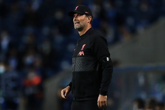 PORTO, PORTUGAL - SEPTEMBER 28: Manager Jürgen Klopp of Liverpool FC looks on during the UEFA Champions League group B match between FC Porto and Liverpool FC at Estadio do Dragao on September 28, 2021 in Porto, Portugal. (Photo by David Ramos/Getty Images) Liverpool ai tifosi: “A Napoli rischiate furti e aggressioni”. Bufera sui social- immagine 2