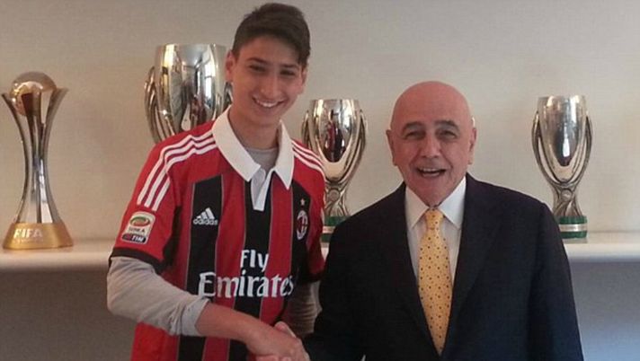 Gianluigi Donnarumma e Adriano Galliani all'epoca del suo primo contratto con il Milan (credits: dailymail.co.uk) 