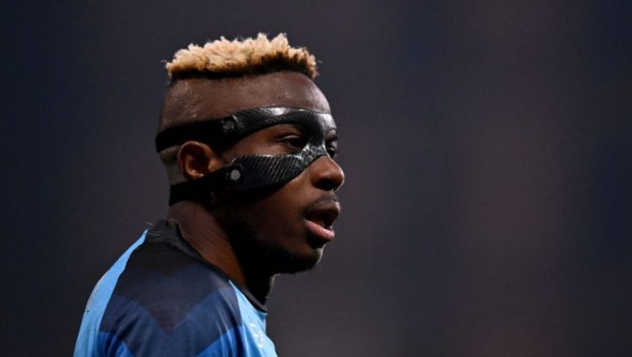 REGGIO NELL'EMILIA, ITALY - FEBRUARY 17: Victor Osimhen of SSC Napoli looks on during the Serie A match between US Sassuolo and SSC Napoli at Mapei Stadium - Citta' del Tricolore on February 17, 2023 in Reggio nell'Emilia, Italy. (Photo by Alessandro Sabattini/Getty Images) Spalletti: “Condizioni Osimhen? Sembra tutto a posto, niente di particolare”. E Victor dice… - immagine 1