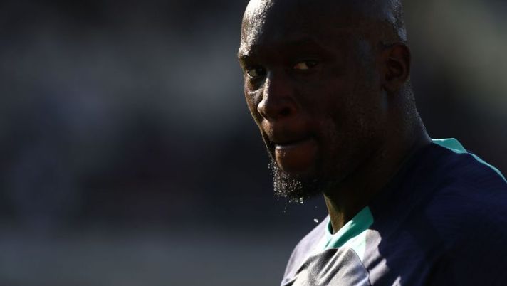 LUGANO, SWITZERLAND - JULY 12: Romelu Lukaku of FC Internazionale looks on before Pre-season Friendly between FC Lugano v FC Internazionale at Cornaredo Stadium on July 12, 2022 in Lugano, Switzerland. (Photo by Marco Luzzani/Getty Images) Di Canio: “Lukaku in A farà sempre 25/30 gol. Devastante con lo Spezia, in Europa poi…” - immagine 1