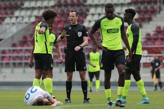 BUCHAREST, ROMANIA - APRIL 07: Renato Veiga ( L ) of Sporting CP talks with the referee of the match during the UEFA Youth League Round Of Sixteen match between Dinamo Kiev and Sporting CP at Rapid-Giulesti Stadium on April 07, 2022 in Bucharest, Romania. (Photo by Vasile Mihai-Antonio/Getty Images) Fiorentina, per il Rapid sei un “fastidio”. Attenzione ad un Borussia mondiale- immagine 2
