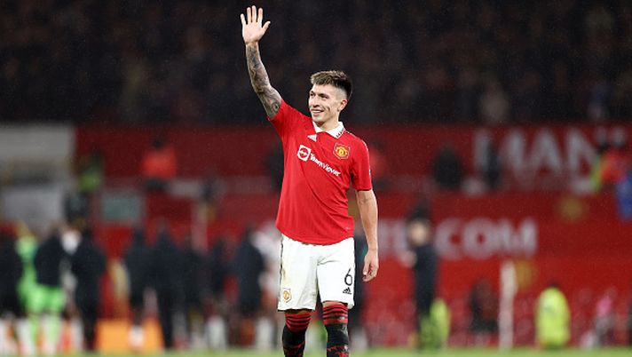 MANCHESTER, ENGLAND - JANUARY 10: Lisandro Martinez of Manchester United acknowledges the fans following their victory in the Carabao Cup Quarter Final match between Manchester United and Charlton Athletic at Old Trafford on January 10, 2023 in Manchester, England. (Photo by Naomi Baker/Getty Images) Manchester United, Lisandro Martinez: “Ok il Mondiale, ma adesso chiedo al derby un bel regalo…” - immagine 1