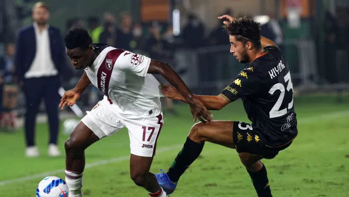 VENEZIA, ITALY - SEPTEMBER 27: Sofian Kiyine of Venezia competes for the ball with Wilfried Singo of Torino during the Serie A match between Venezia FC and Torino FC at Stadio Pierluigi Penzo on September 27, 2021 in Venezia, Italy. (Photo by Maurizio Lagana/Getty Images)