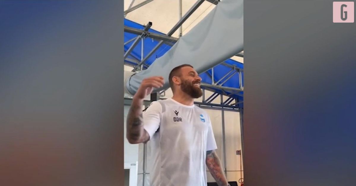VIDEO / Spal, il rito di De Rossi davanti alla squadra intona “Tanto pe’ cantà” Golssip