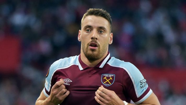 West Ham United's Coatian midfielder Nikola Vlasic reacts during the UEFA Europa League round of 16 first leg football match between Sevilla FC and West Ham at the Ramon Sanchez Pizjuan stadium in Seville on March 10, 2022. (Photo by CRISTINA QUICLER / AFP) (Photo by CRISTINA QUICLER/AFP via Getty Images) ULTIM’ORA – Sky: “Vlasic in arrivo in Italia: sarà un prestito con diritto di riscatto” - immagine 1