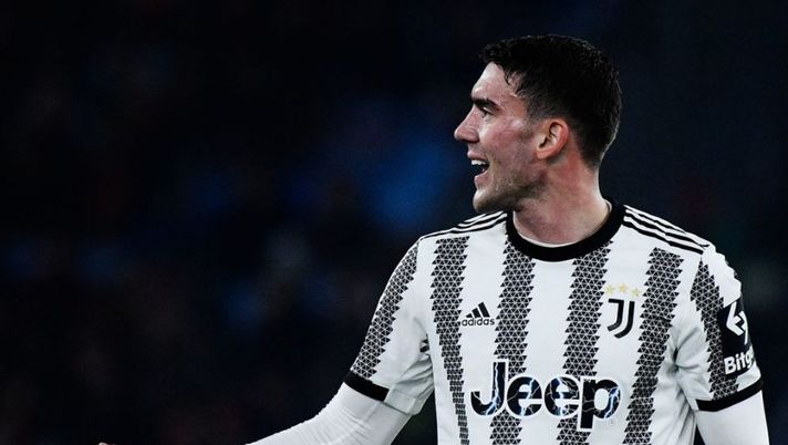 Juventus' Serbian forward Dusan Vlahovic reacts during the Italian Serie A football match between AS Roma and Juventus on March 5, 2023 at the Olympic stadium in Rome. (Photo by Filippo MONTEFORTE / AFP) (Photo by FILIPPO MONTEFORTE/AFP via Getty Images) Juve, stesso voto per Vlahovic, Rabiot e Di Maria: la spiegazione di Fantacalcio.it - immagine 1