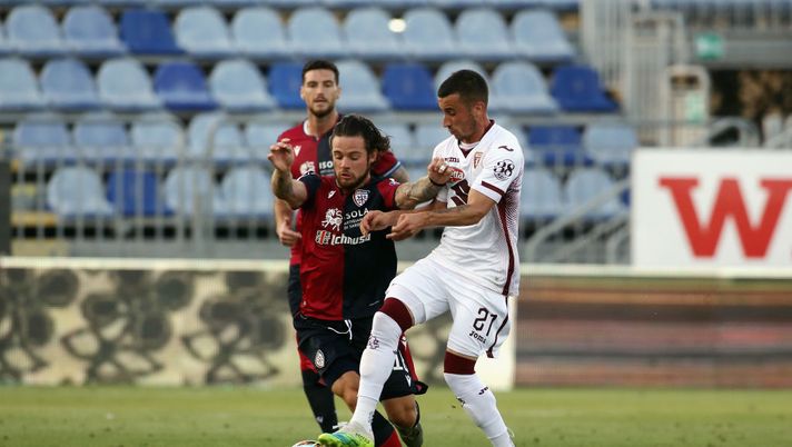 CAGLIARI, ITALY - JUNE 27: Nahitan Nandez of Cagliari in action with Alejandro Berenguer of Torino  during the Serie A match between Cagliari Calcio and  Torino FC at Sardegna Arena on June 27, 2020 in Cagliari, Italy.  (Photo by Enrico Locci/Getty Images) 