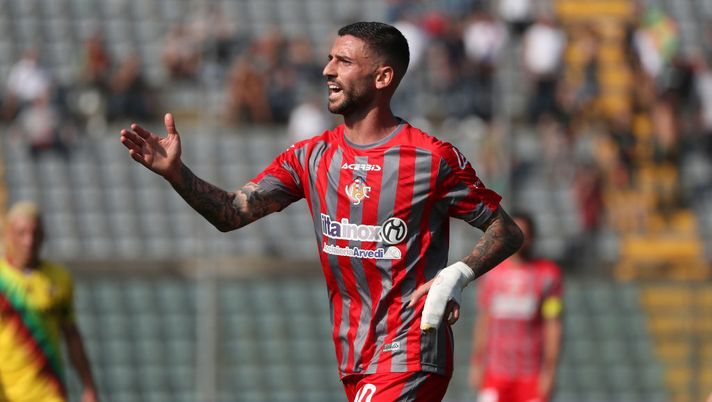 La Cremonese presenta la nuova maglia, Braida: “Salvezza? Ce la metteremo tutta” - immagine 1