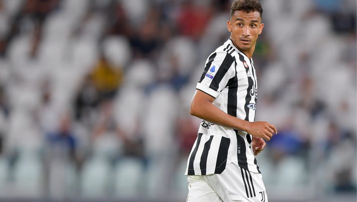TURIN, ITALY - AUGUST 28: Juventus player Danilo during the Serie A match between Juventus and Empoli FC at Allianz Stadium on August 28, 2021 in Turin, Italy. (Photo by Daniele Badolato - Juventus FC/Juventus FC via Getty Images) La Juventus sbanca Verona, ma ai gialloblù manca un rigore. E il web esplode - immagine 1