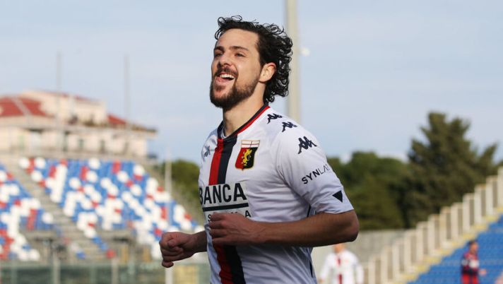CROTONE, ITALY - JANUARY 31: Mattia Destro of Genoa celebrates after scoring his team's opening goal during the Serie A match between FC Crotone and Genoa CFC at Stadio Comunale Ezio Scida on January 31, 2021 in Crotone, Italy. (Photo by Maurizio Lagana/Getty Images) Ds Spezia: “Destro? Arriva a una sola condizione! Un portiere andrà via” - immagine 1