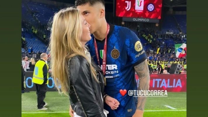 Vittoria in finale di Coppa Italia, Correa festeggia con la fidanzata sul campo - immagine 1