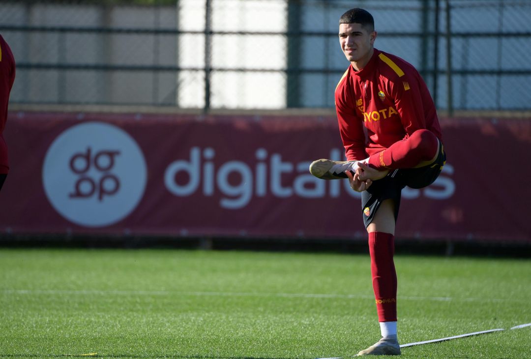 Roma, allenamento in vista del Genova. Mourinho parla con Solbakken – FOTO GALLERY - immagine 19
