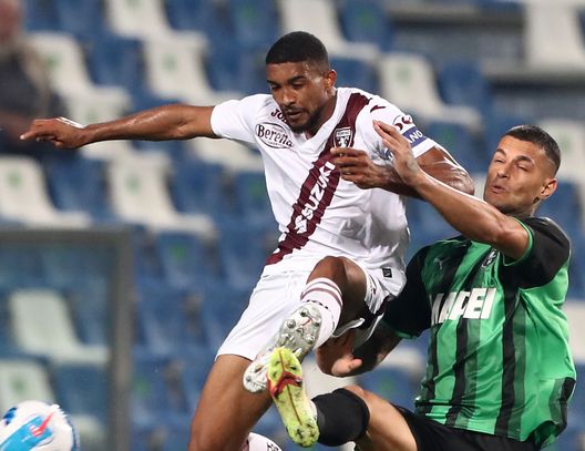  REGGIO NELL'EMILIA, ITALY - SEPTEMBER 17: Gleison Bremer of Torino FC competes for the ball with Gianluca Scamacca of US Sassuolo during the Serie A match between US Sassuolo and Torino FC at Mapei Stadium - Citta' del Tricolore on September 17, 2021 in Reggio nell'Emilia, Italy. (Photo by Marco Luzzani/Getty Images) 