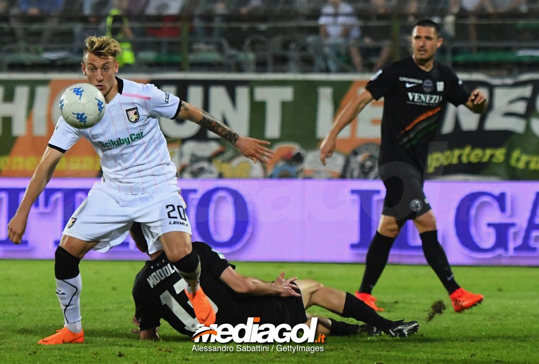  VENICE, ITALY - APRIL 27:  Antonino La Gumina of US Citta di Palermo in action during the serie B match between Venezia FC and US Citta di Palermo at Stadio Pier Luigi Penzo on April 27, 2018 in Venice, Italy.  (Photo by Alessandro Sabattini/Getty Images) 