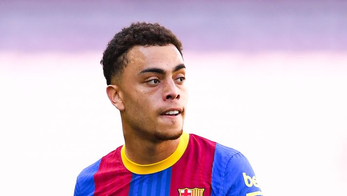 BARCELONA, SPAIN - MAY 08: Sergiño Dest of FC Barcelona looks on during the La Liga Santander match between FC Barcelona and Atletico de Madrid at Camp Nou on May 08, 2021 in Barcelona, Spain. Sporting stadiums around Spain remain under strict restrictions due to the Coronavirus Pandemic as Government social distancing laws prohibit fans inside venues resulting in games being played behind closed doors. (Photo by David Ramos/Getty Images) Milan, Dest: “Sono felice e onorato. Ho parlato con Kessiè, Ronaldinho una gioia” - immagine 1