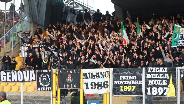 LECCE, ITALY - OCTOBER 29: Supporters of Juventus during the Serie A match between US Lecce and Juventus at Stadio Via del Mare on October 29, 2022 in Lecce, Italy. (Photo by Maurizio Lagana/Getty Images) Tifosi Juve