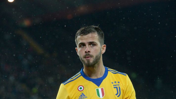 UDINE, ITALY - OCTOBER 22: Miralem Pjanic of Juventus looks on during the Serie A match between Udinese Calcio and Juventus at Stadio Friuli on October 22, 2017 in Udine, Italy. (Photo by Dino Panato/Getty Images) Sette errori da NON fare per questa giornata al fantacalcio - immagine 1