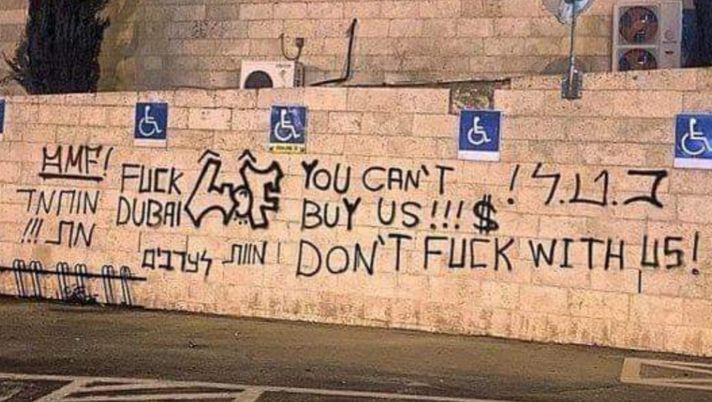 Le scritte de La Familia (pagina Facebook Calcio Israeliano) Le scritte de La Familia (pagina Facebook Calcio Israeliano)