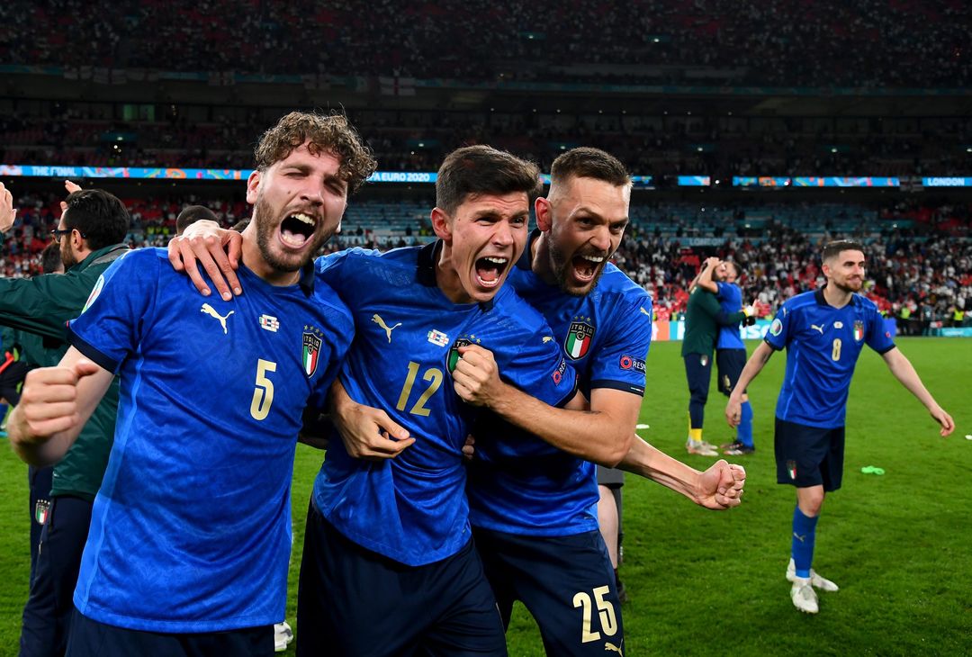  LONDON, ENGLAND - JULY 11: Manuel Locatelli, Matteo Pessina and Rafael Toloi of Italy celebrate their side's victory after the UEFA Euro 2020 Championship Final between Italy and England at Wembley Stadium on July 11, 2021 in London, England. (Photo by Claudio Villa/Getty Images) 