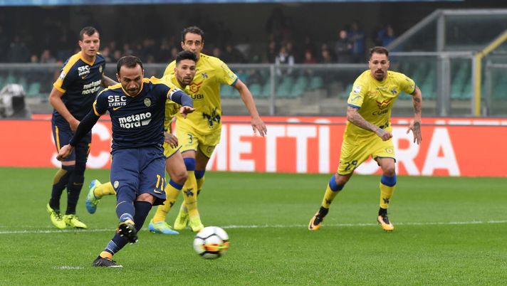 VERONA, ITALY - OCTOBER 22:  Giampaolo Pazzini of Hellas Verona scores  his first goal during the Serie A match between AC Chievo Verona and Hellas Verona FC at Stadio Marc'Antonio Bentegodi on October 22, 2017 in Verona, Italy.  (Photo by Pier Marco Tacca/Getty Images)  VERONA, ITALY - OCTOBER 22:  Giampaolo Pazzini of Hellas Verona scores  his first goal during the Serie A match between AC Chievo Verona and Hellas Verona FC at Stadio Marc'Antonio Bentegodi on October 22, 2017 in Verona, Italy.  (Photo by Pier Marco Tacca/Getty Images)