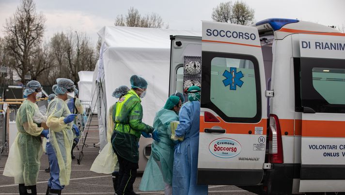 CREMONA, ITALY - MARCH 20: Medical personnel transport the first patient affected by COVID-19 to an ICU tent a Samaritan's Purse Emergency Field Hospital on March 20, 2020 in Cremona, near Milan, Italy. Samaritan’s Purse is an evangelical Christian organization working in crisis areas of the world; thanks to a 68-bed respiratory unit, 32 members of Samaritan's Purse disaster response team will provide medical care during the novel coronavirus pandemic. (Photo by Emanuele Cremaschi/Getty Images) CREMONA, ITALY - MARCH 20: Medical personnel transport the first patient affected by COVID-19 to an ICU tent a Samaritan's Purse Emergency Field Hospital on March 20, 2020 in Cremona, near Milan, Italy. Samaritan’s Purse is an evangelical Christian organization working in crisis areas of the world; thanks to a 68-bed respiratory unit, 32 members of Samaritan's Purse disaster response team will provide medical care during the novel coronavirus pandemic. (Photo by Emanuele Cremaschi/Getty Images)