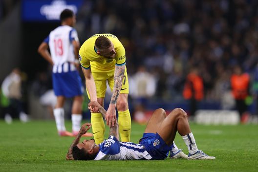 PORTO, PORTUGAL - MARCH 14: Galeno of FC Porto is consoled by Milan Skriniar of FC Internazionale after being knocked out of the UEFA Champions League following the UEFA Champions League round of 16 leg two match between FC Porto and FC Internazionale at Estadio do Dragao on March 14, 2023 in Porto, Portugal. (Photo by Alex Pantling/Getty Images) Inzaghi perde un difensore, ma spera in due recuperi con la Fiorentina- immagine 2