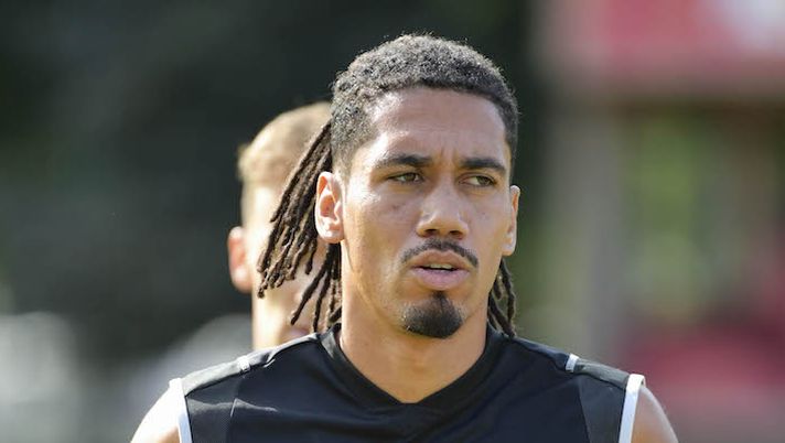 ROME, ITALY - AUGUST 31: AS Roma player Chris Smalling during training session at Centro Sportivo Fulvio Bernardini on August 31, 2023 in Rome, Italy. (Photo by Luciano Rossi/AS Roma via Getty Images) Mourinho: “Problemi per Smalling, lo gestirò così! Pellegrini out, su Dybala, Mancini, Sanches…” - immagine 1