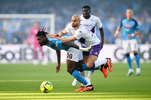 NAPLES, ITALY - MAY 07: Andre-Frank Zambo Anguissa of SSC Napoli is challenged by Sofyan Amrabat of ACF Fiorentina during the Serie A match between SSC Napoli and ACF Fiorentina at Stadio Diego Armando Maradona on May 07, 2023 in Naples, Italy. (Photo by Francesco Pecoraro/Getty Images) Duncan: “Dobbiamo migliorare in fretta. Giovedì? Firenze è con noi”- immagine 2