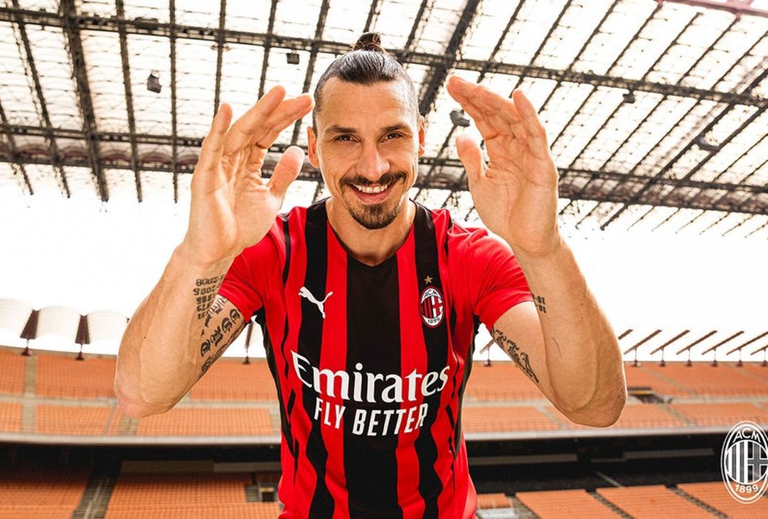  Zlatan Ibrahimovic con la nuova maglia del Milan 2021-22 (credits: acmilan.com) 