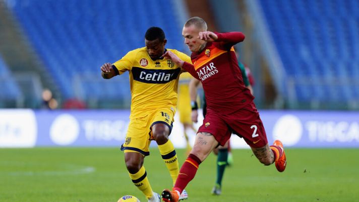 ROME, ITALY - NOVEMBER 22: Rick Karsdorp of AS Roma competes for the ball with Wylan Cyprien of Parma Calcio during the Serie A match between AS Roma and Parma Calcio at Stadio Olimpico on November 22, 2020 in Rome, Italy. (Photo by Paolo Bruno/Getty Images) Roma, come gestire la fascia destra: cosa fare al fanta con Karsdorp, Reynolds e Peres - immagine 1