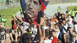 Cosenza salvo, sotto la curva esplode la festa con i calciatori (video)