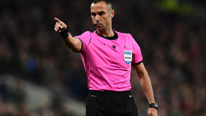 LONDON, ENGLAND - OCTOBER 22: Referee Marco Guida gestures during the UEFA Champions League group B match between Tottenham Hotspur and Crvena Zvezda at Tottenham Hotspur Stadium on October 22, 2019 in London, United Kingdom. (Photo by Alex Broadway/Getty Images) Torino-Inter, errore fatale di Massa e Guida: ecco per quanto saranno sospesi - immagine 1