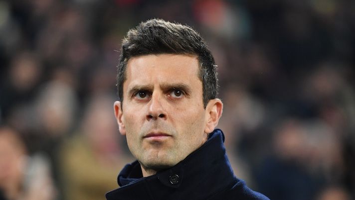 TURIN, ITALY - MARCH 03: Thiago Motta, Head Coach of Juventus, looks on prior to the Serie A match between Juventus and Verona at Allianz Stadium on March 03, 2025 in Turin, Italy. (Photo by Valerio Pennicino/Getty Images) Marocchi: “Spero che la Juve non segua più le direttive di Motta. Gatti non va tolto” - immagine 1