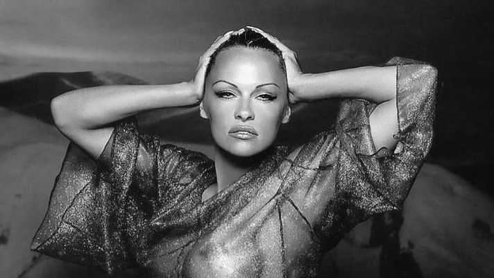 Pamela Anderson si spoglia su Instagram: foto hot, ma il messaggio è misterioso  Pamela Anderson si spoglia su Instagram: foto hot, ma il messaggio è misterioso