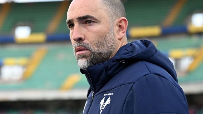 VERONA, ITALY - APRIL 04: Igor Tudor head coach of Hellas Verona looks on during the Serie A match between Hellas and Genoa CFC at Stadio Marcantonio Bentegodi on April 04, 2022 in Verona, Italy. (Photo by Alessandro Sabattini/Getty Images) Tudor: “Promuovo questi due giocatori, hanno fatto bene. Inter e Europa, rispondo così” - immagine 1