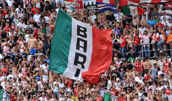 tifosi Bari (Getty Images) tifosi Bari (Getty Images)
