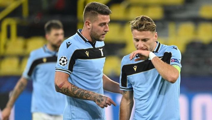 Lazio's Italian forward Ciro Immobile (R) speaks to Lazio's Serbian midfielder Sergej Milinkovic-Savic during the UEFA Champions League group F football match BVB Borussia Dortmund v Lazio in Dortmund, western Germany, on December 2, 2020. (Photo by Ina Fassbender / AFP) (Photo by INA FASSBENDER/AFP via Getty Images) Immobile o Milinkovic? La probabile scelta di Sarri per il nuovo capitano della Lazio - immagine 1