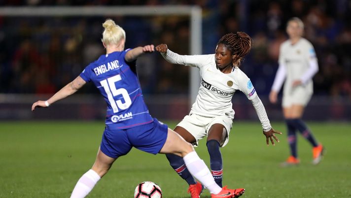 KINGSTON UPON THAMES, ENGLAND - MARCH 21: Bethany England of Chelsea tackles Aminata Diallo of PSG during the UEFA Women's Champions League Quarter Final First Leg match between Chelsea Women and Paris Saint-Germain Women at Kingsmeadow on March 21, 2019 in Kingston upon Thames, England. (Photo by James Chance/Getty Images) Caso Hamraoui, altra svolta nelle indagini: arrestata di nuovo l’ex compagna di squadra Aminata Diallo - immagine 1